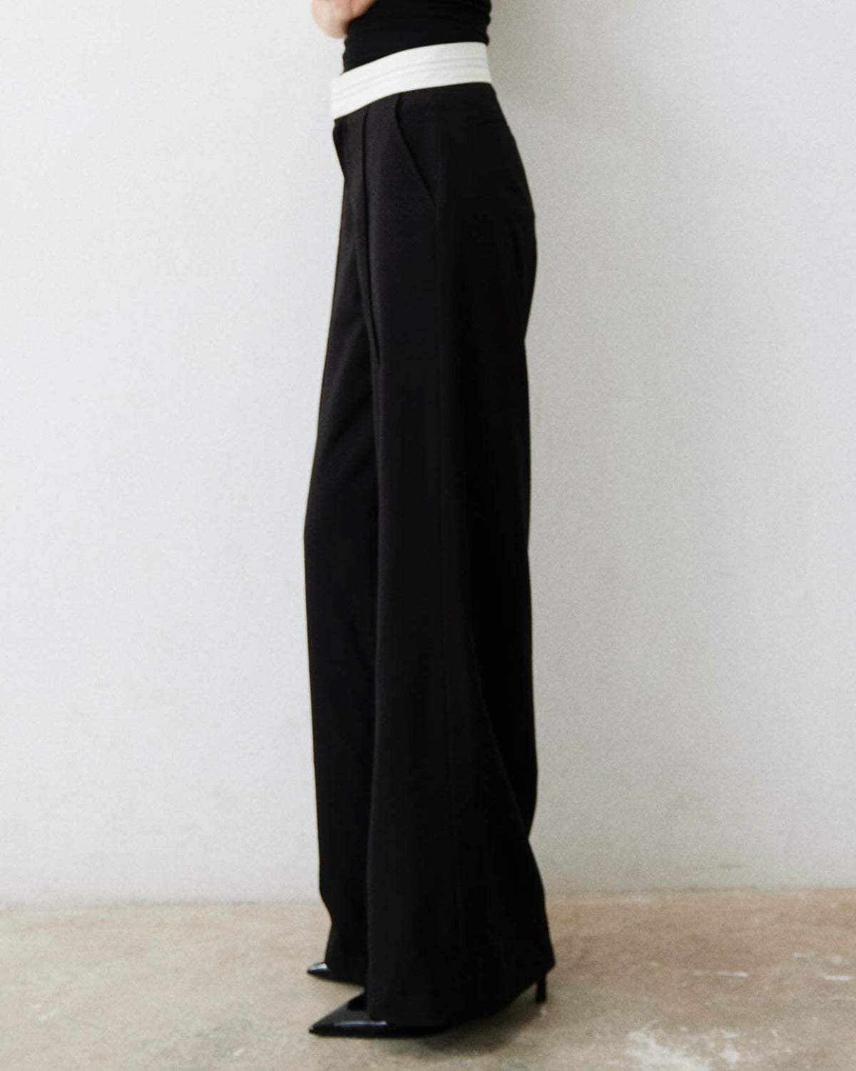 AIMER - Low Waist Oversized Trousers in Black Contrast