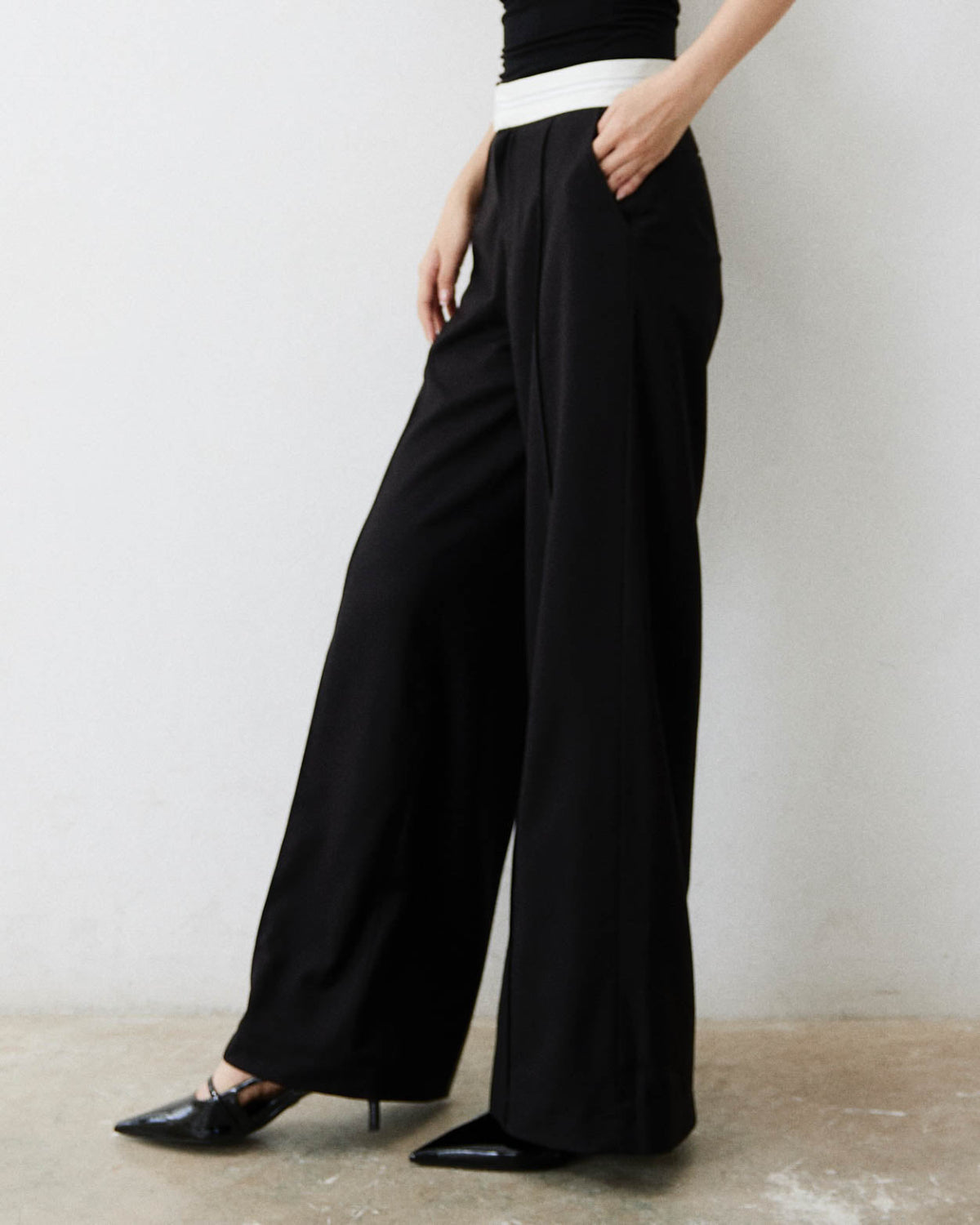 AIMER - Low Waist Oversized Trousers in Black Contrast