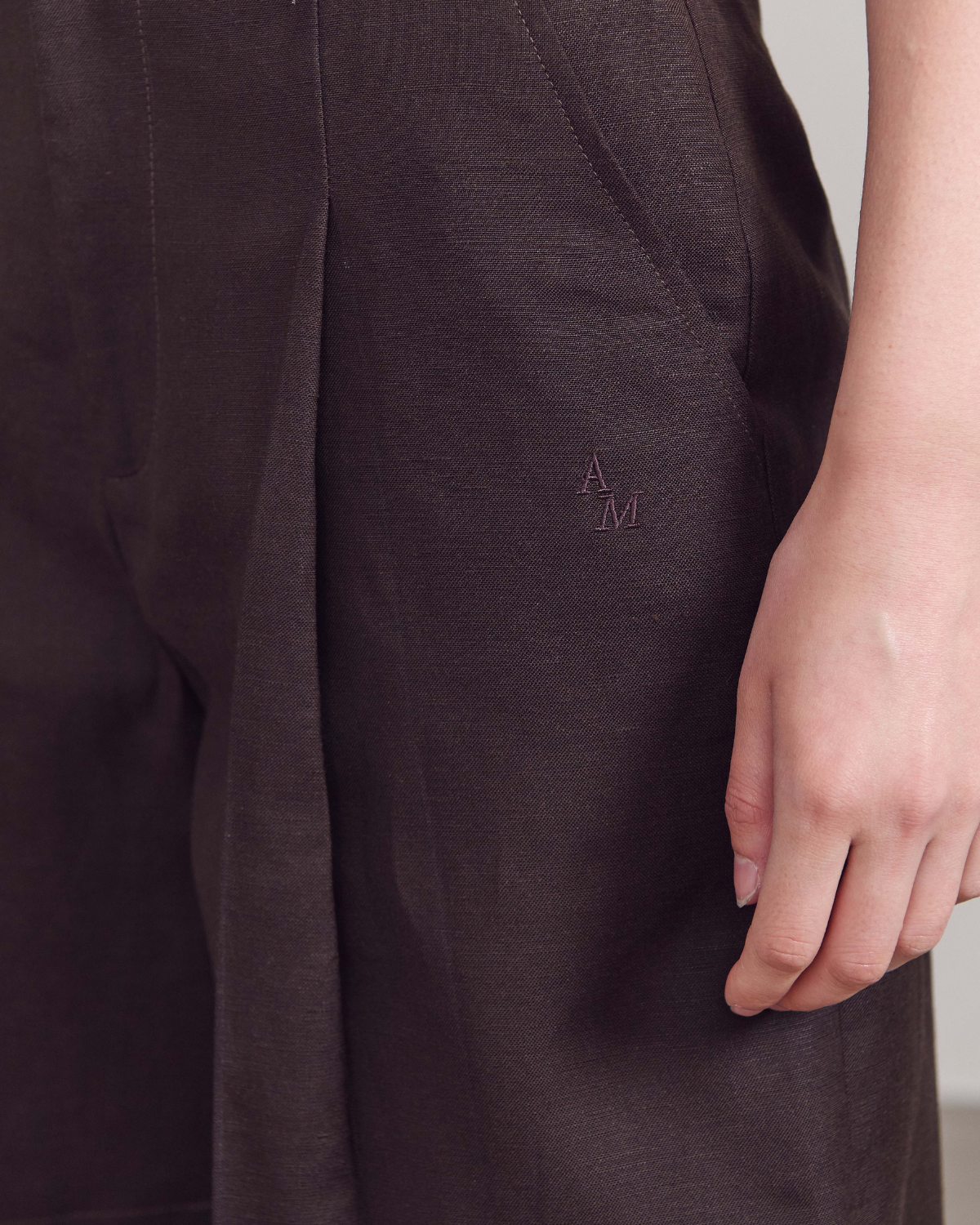 SS25 Lin et Lumière - Essential Bermuda Shorts in Dark Brown Linen