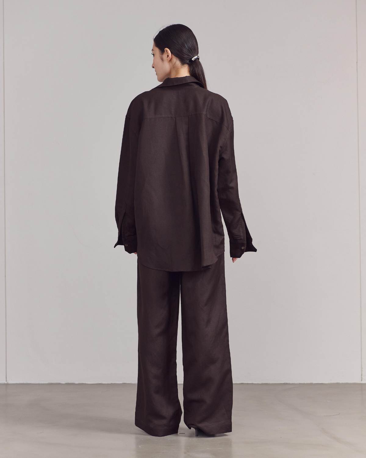 SS25 Lin et Lumière - Essential Oversized Shirt in Dark Brown Linen