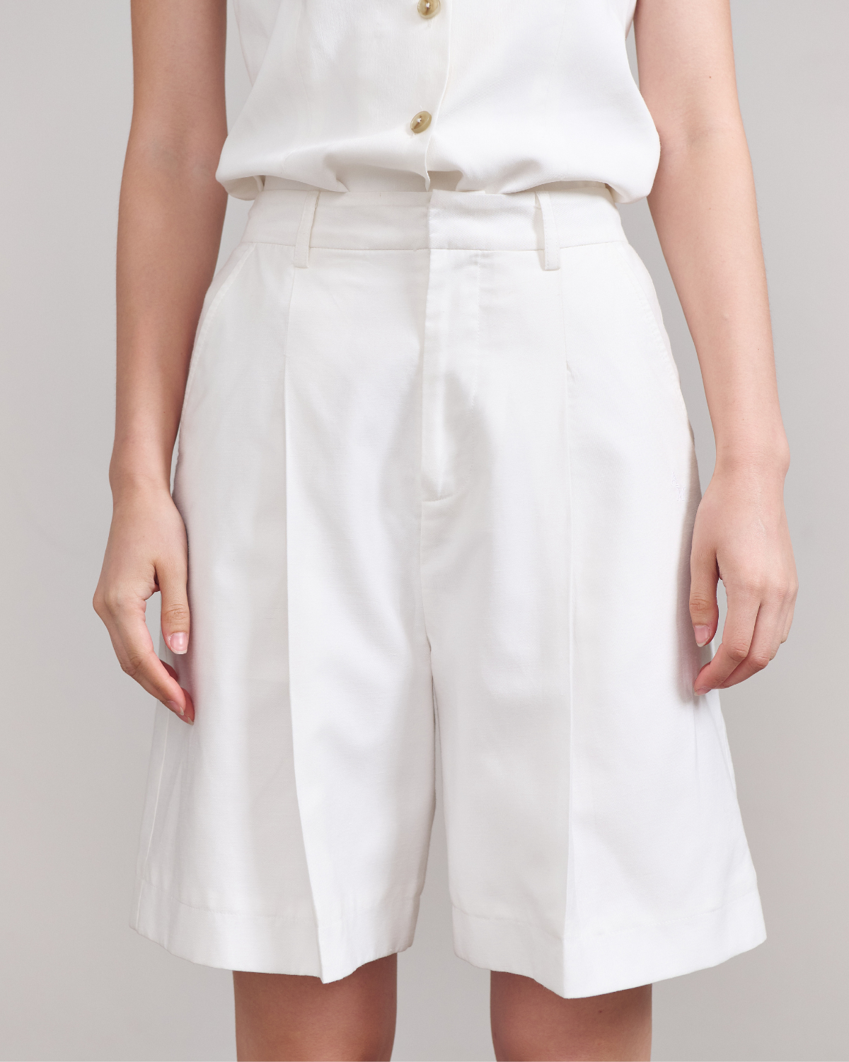 SS25 Lin et Lumière - Essential Bermuda Shorts in White Linen