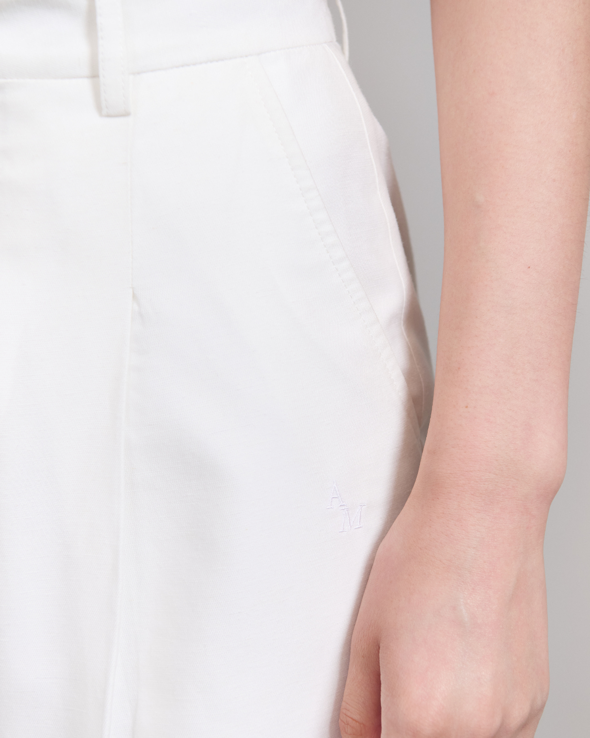 SS25 Lin et Lumière - Essential Bermuda Shorts in White Linen