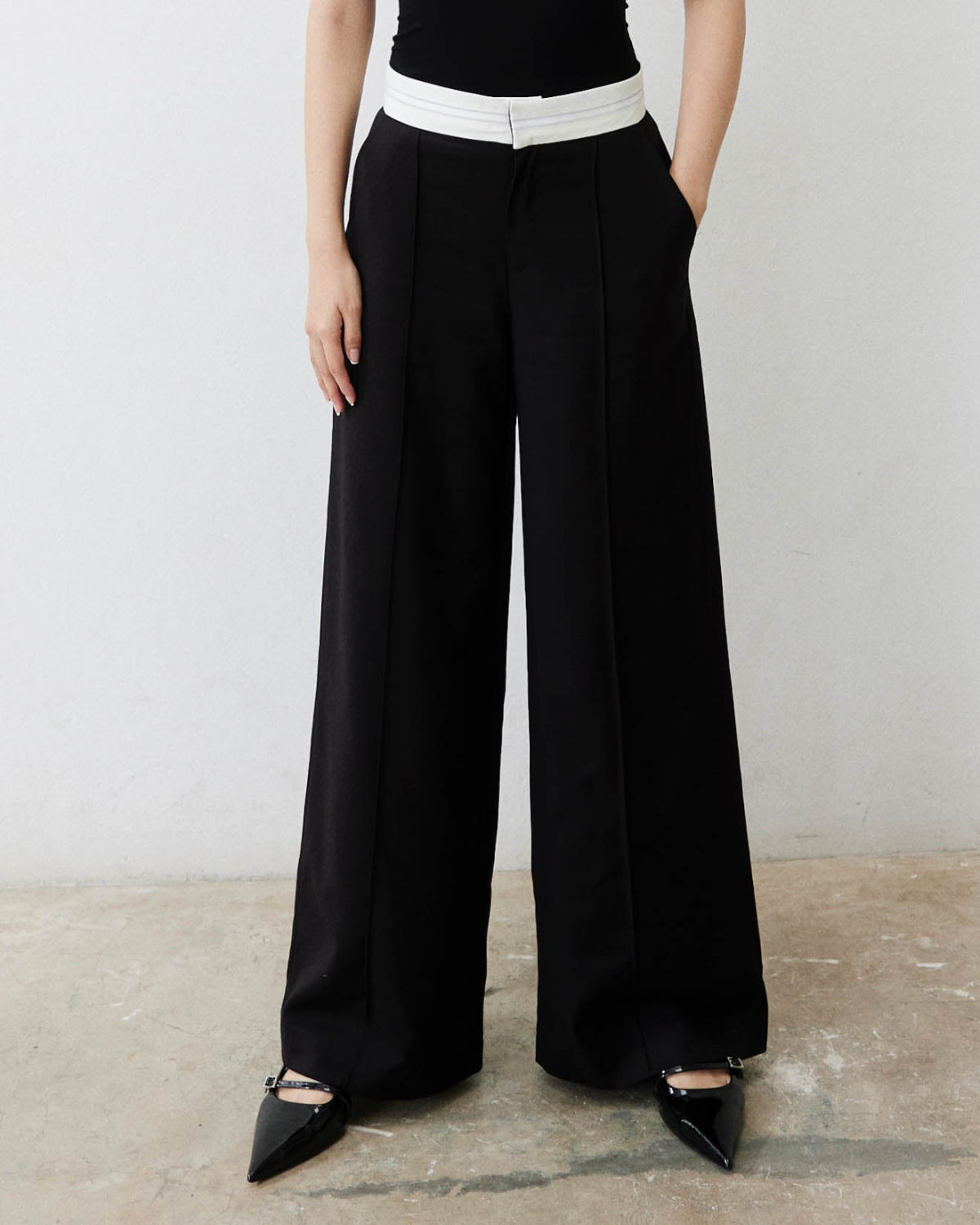 AIMER - Low Waist Oversized Trousers in Black Contrast