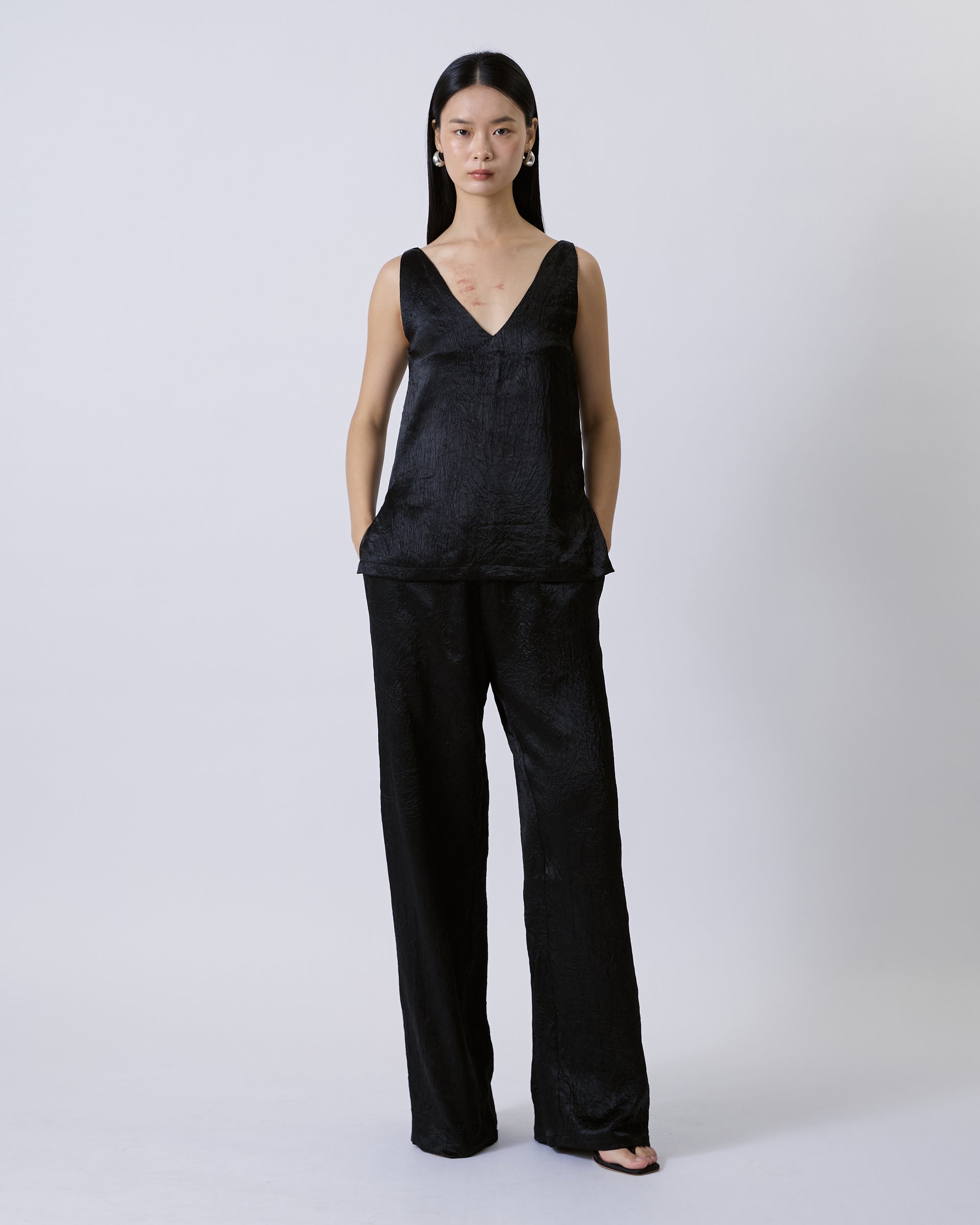 Jungle Urbaine - V-Neck Satin Tank Top in Textured Black