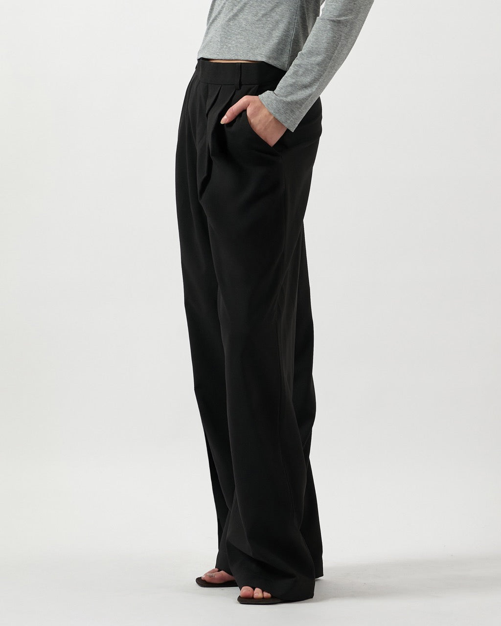 AIMER Core Essential - Double Pleated Oversized Trousers in Black