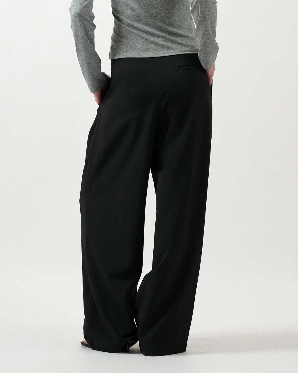 AIMER Core Essential - Double Pleated Oversized Trousers in Black