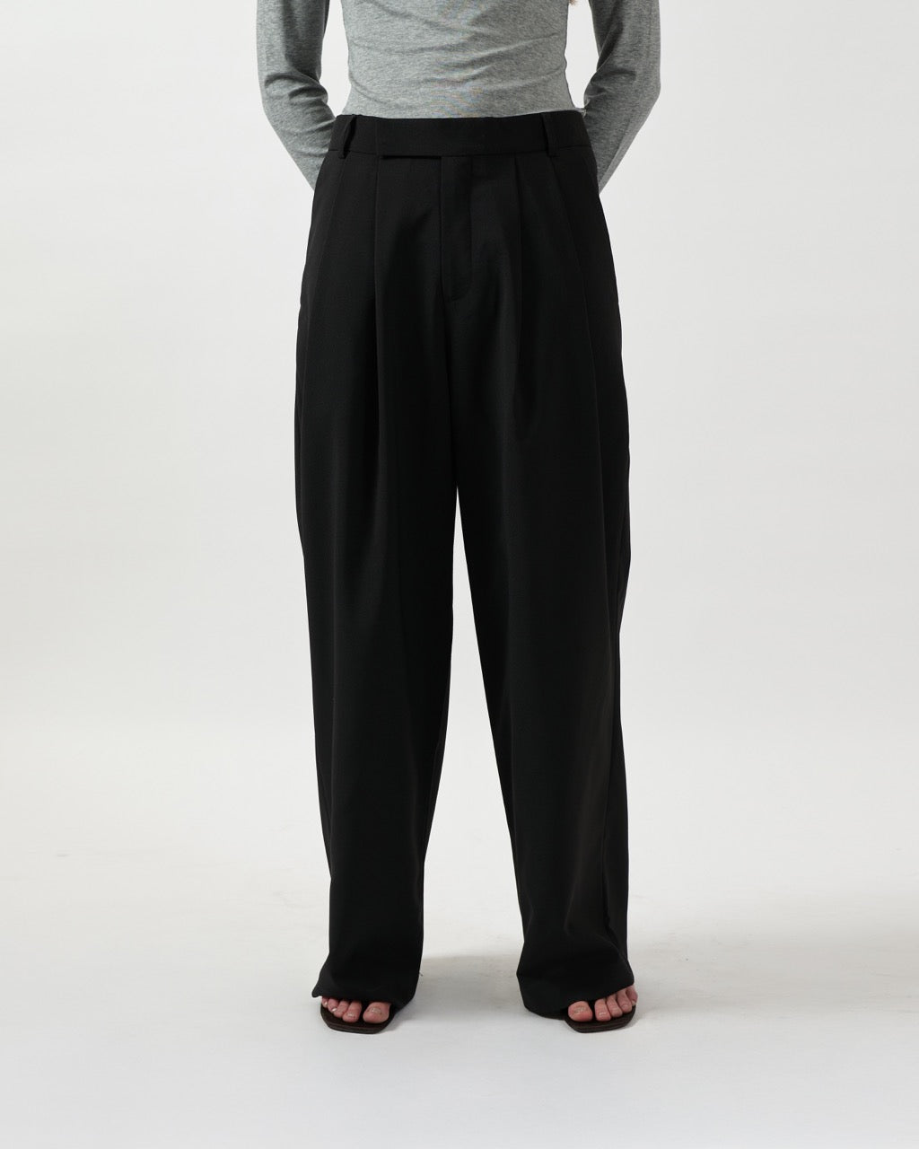 AIMER Core Essential - Double Pleated Oversized Trousers in Black